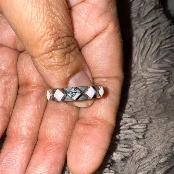 Sterling Silver band ring with white stones approx size 7-8 - Picture 6 of 11